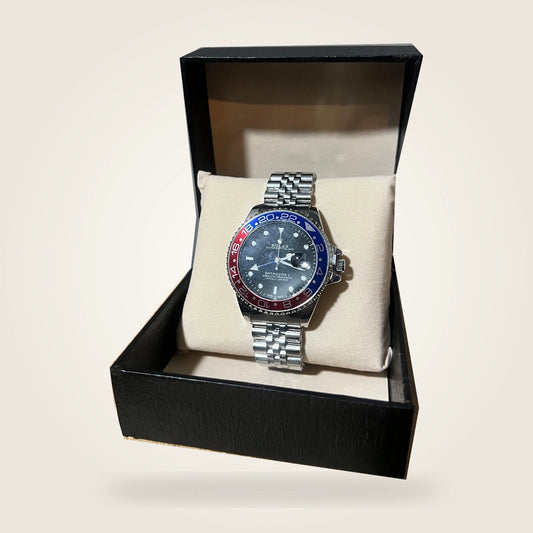 GMT-Master II — Pepsi — vue avec coffret sur fond ivoire, montre originale détourée