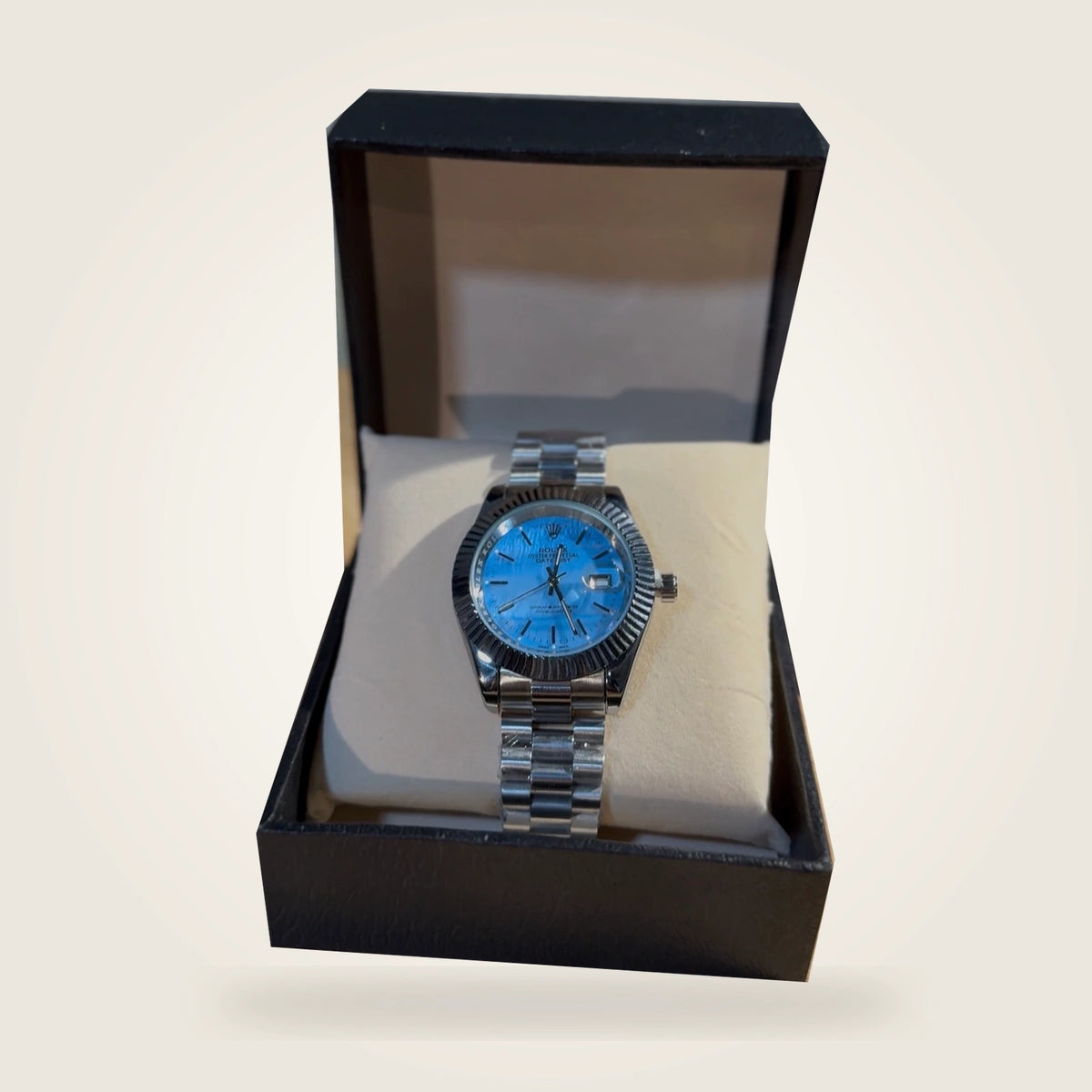 Datejust — Cadran bleu — vue avec coffret sur fond ivoire, montre originale détourée