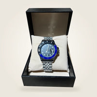 GMT-Master II — Batman — vue avec coffret sur fond ivoire, montre originale détourée