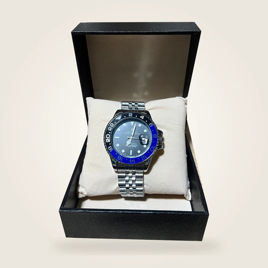 GMT-Master II — Batman — vue avec coffret sur fond ivoire, montre originale détourée