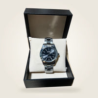 Datejust 41 — Cadran noir — vue avec coffret sur fond ivoire, montre originale détourée