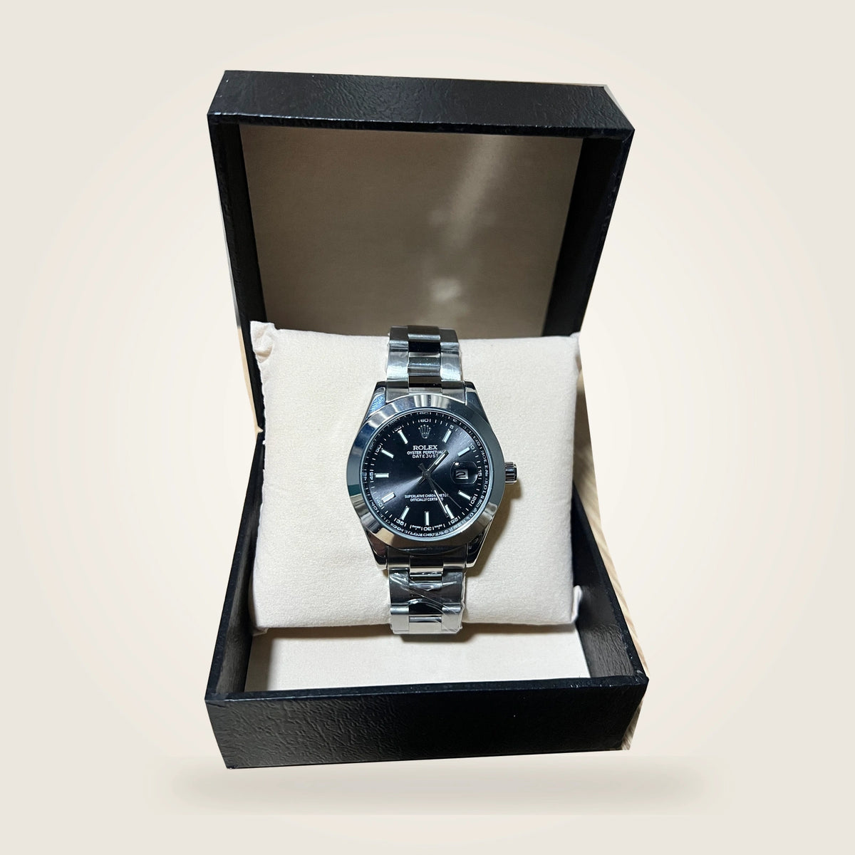 Datejust 41 — Cadran noir — vue avec coffret sur fond ivoire, montre originale détourée